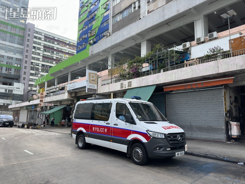 警方接報到場,惜墮樓男子當場不治。梁國峰攝 警方接報到場,惜墮樓男子當場不治。梁國峰攝