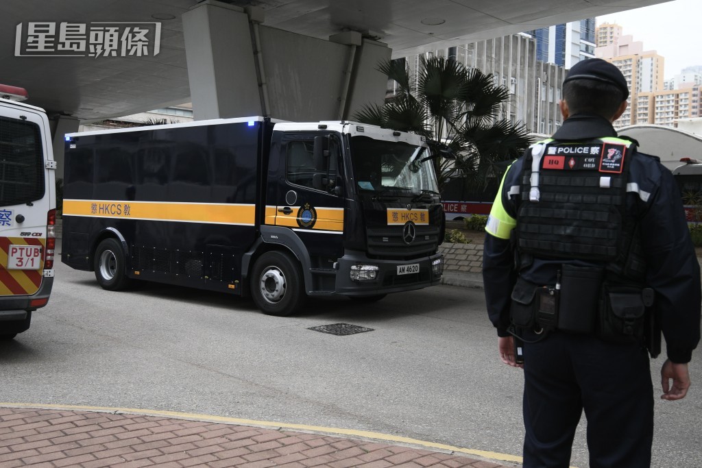 囚車將黎智英送抵法院。陳浩元攝