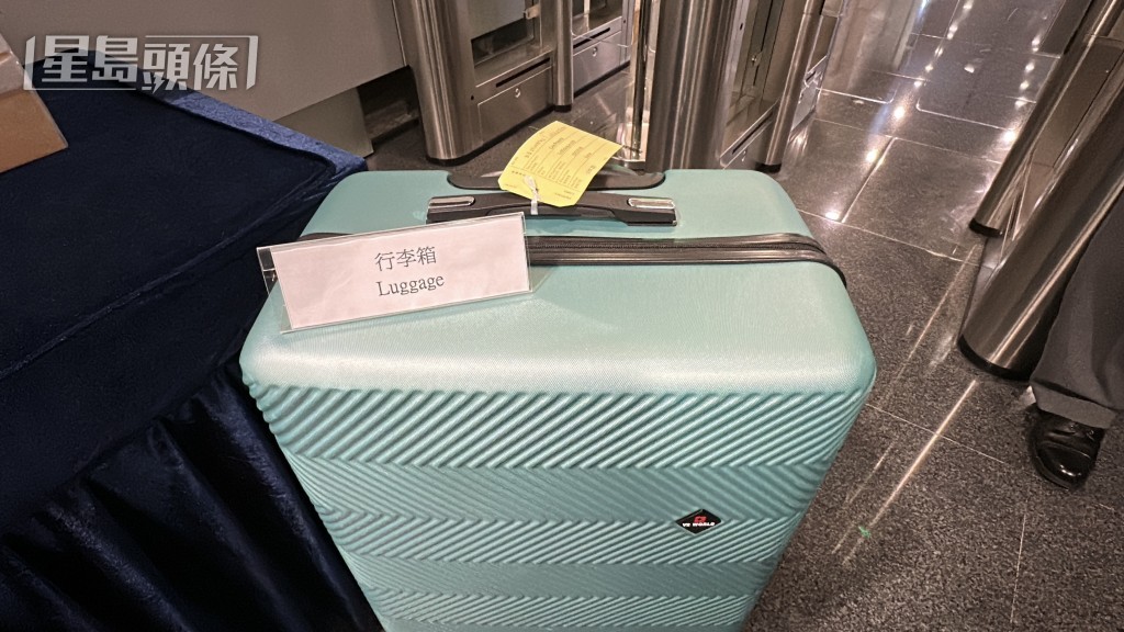 情侶以行李藏毒偷運回港。 情侶以行李藏毒偷運回港。
