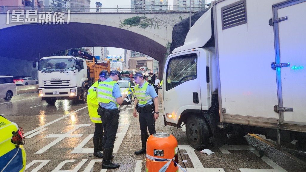 一名女途人被困車底。 一名女途人被困車底。