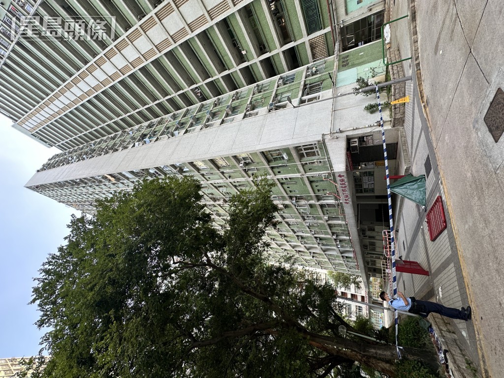 龍澤樓有人墮樓死亡,消防通道閘門被壓毀。梁國峰攝 龍澤樓有人墮樓死亡,消防通道閘門被壓毀。梁國峰攝