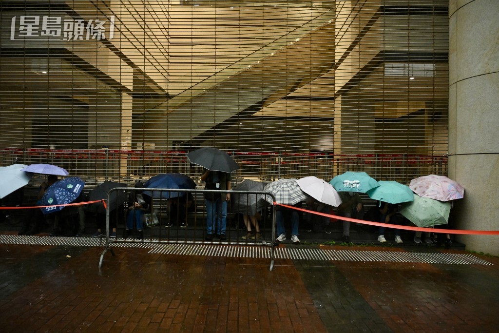 早上在紅雨時法院外已有大排市民排隊。劉駿軒攝