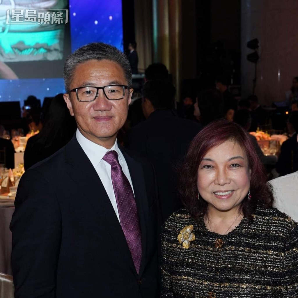 伍燕梅(右)出席保良局慈善聯歡晚宴，與「一哥」警務處處長蕭澤頤(左)合照。