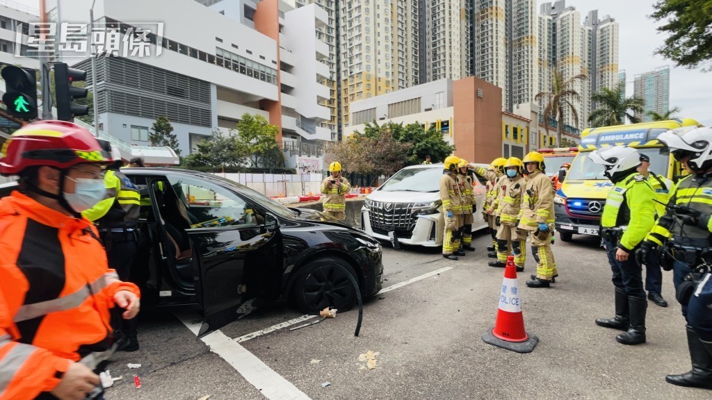 Tesla撞向安全島，2名女學生及1名男途人受傷。蔡楚輝攝