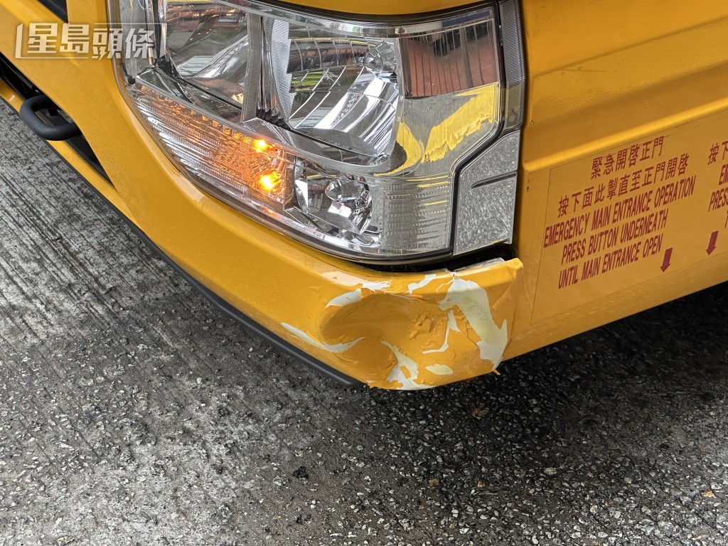 校巴左邊車頭凹陷。梁國峰攝