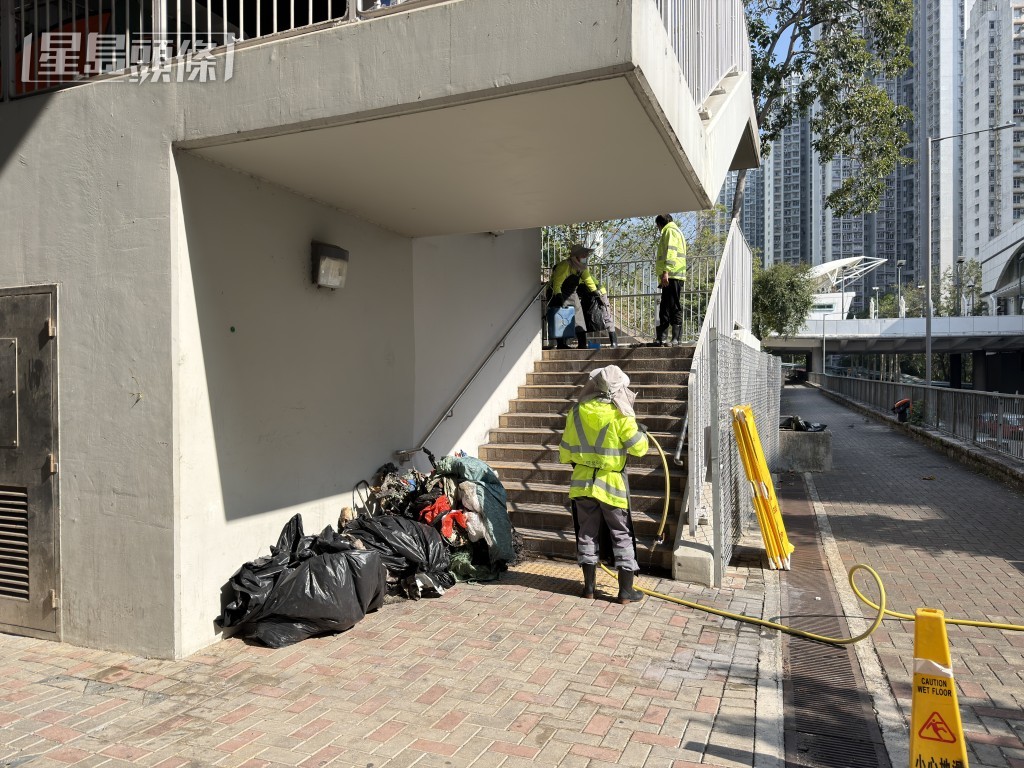 清潔工人清理雜物。 清潔工人清理雜物。