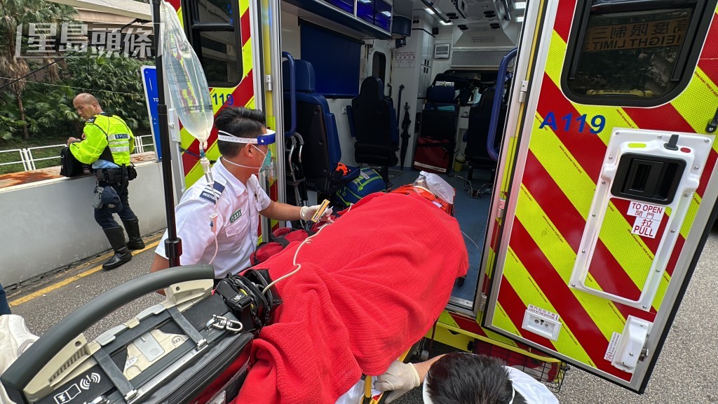 的士司机半昏迷,由救护员送院。梁国峰摄 的士司机半昏迷,由救护员送院。梁国峰摄