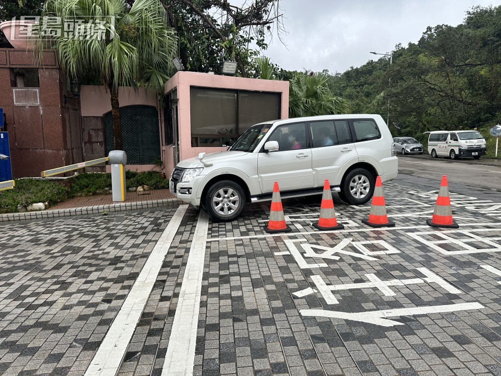 政府人员车辆驶入红山半岛。梁国峰摄