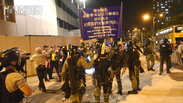 當日大比人士在屯門大興警察行動基地外抗議。資料圖片