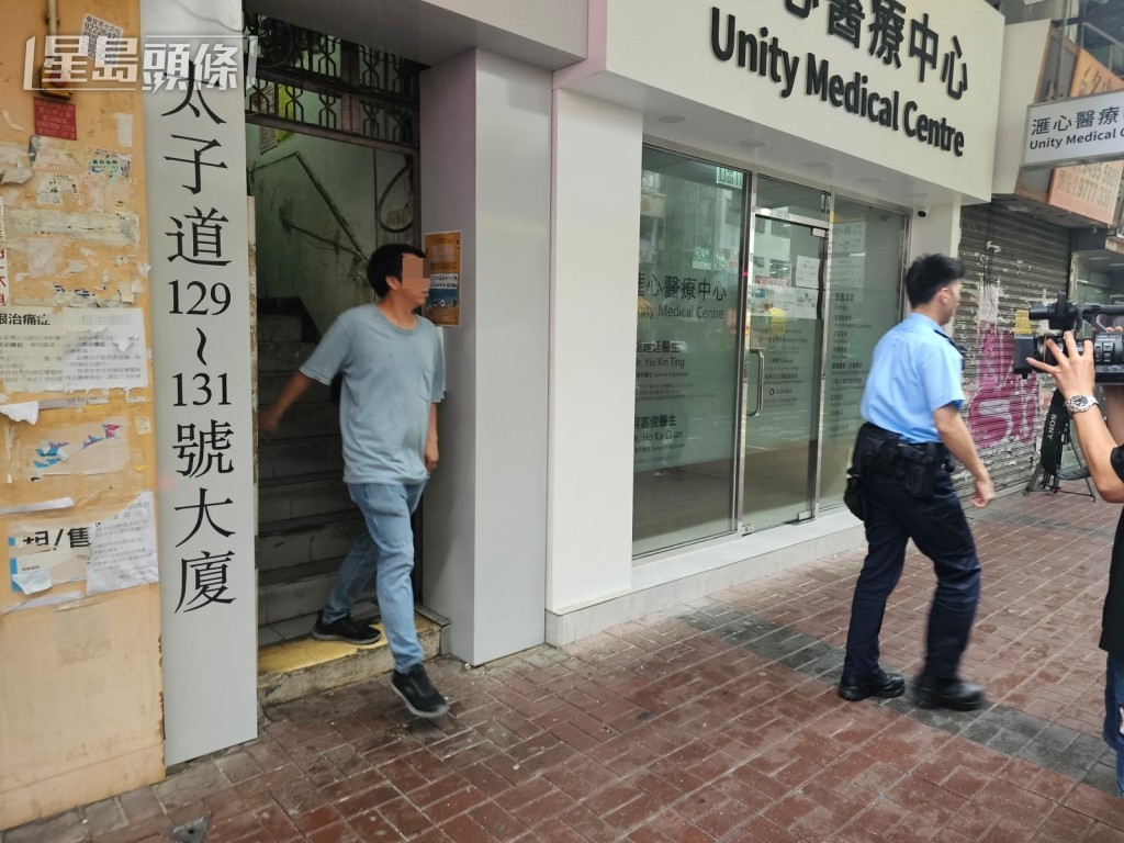 單位管理人報稱手部受傷,自行登上救護車,他亦涉嫌襲擊被捕。 單位管理人報稱手部受傷,自行登上救護車,他亦涉嫌襲擊被捕。