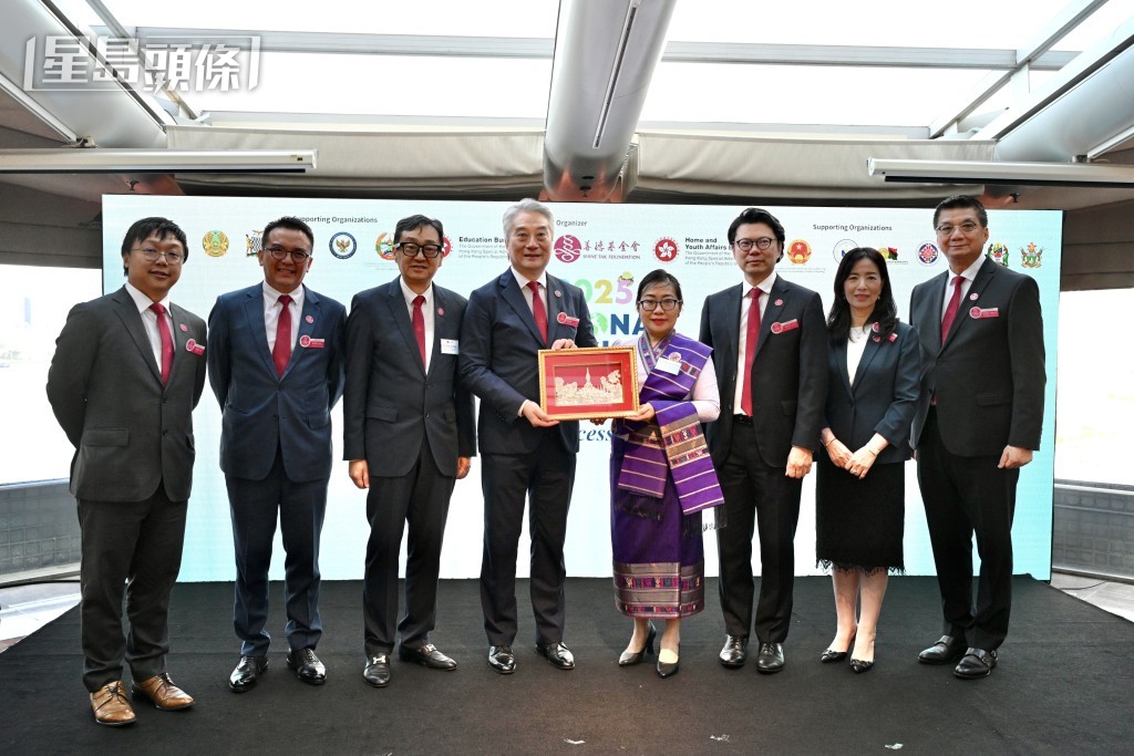 藍國慶與LHCC 創辦人 Ms. Soukphaphone Phanit（中）。蘇正謙攝