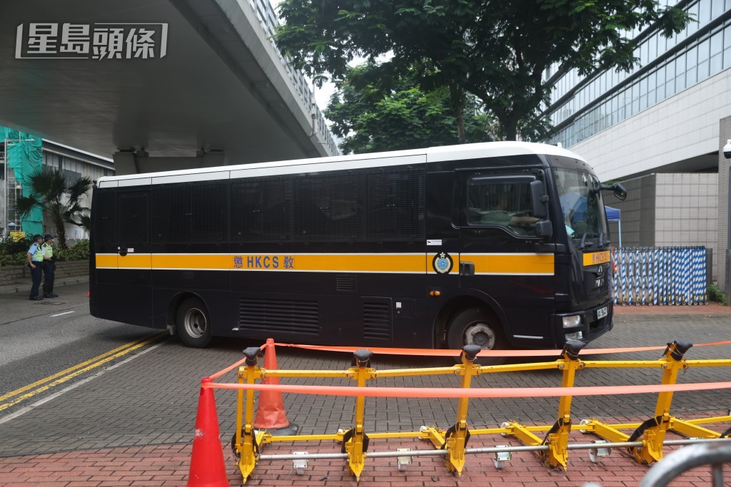 囚車抵達法院。何家豪攝 囚車抵達法院。何家豪攝