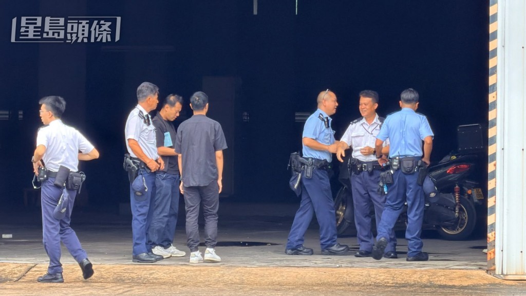 多名警員在場調查。 多名警員在場調查。
