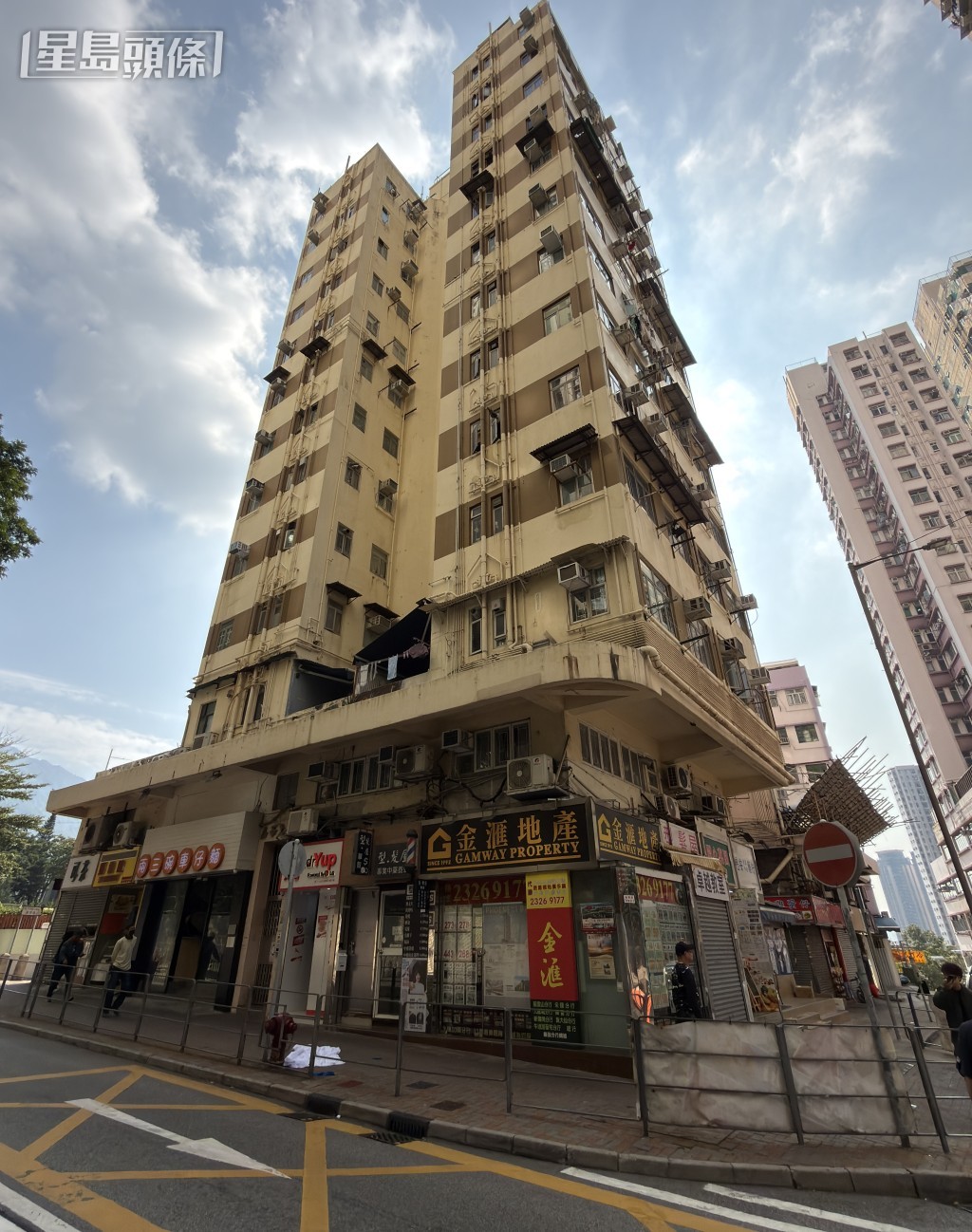 七旬翁由嘉華大廈一單位露台墮樓。