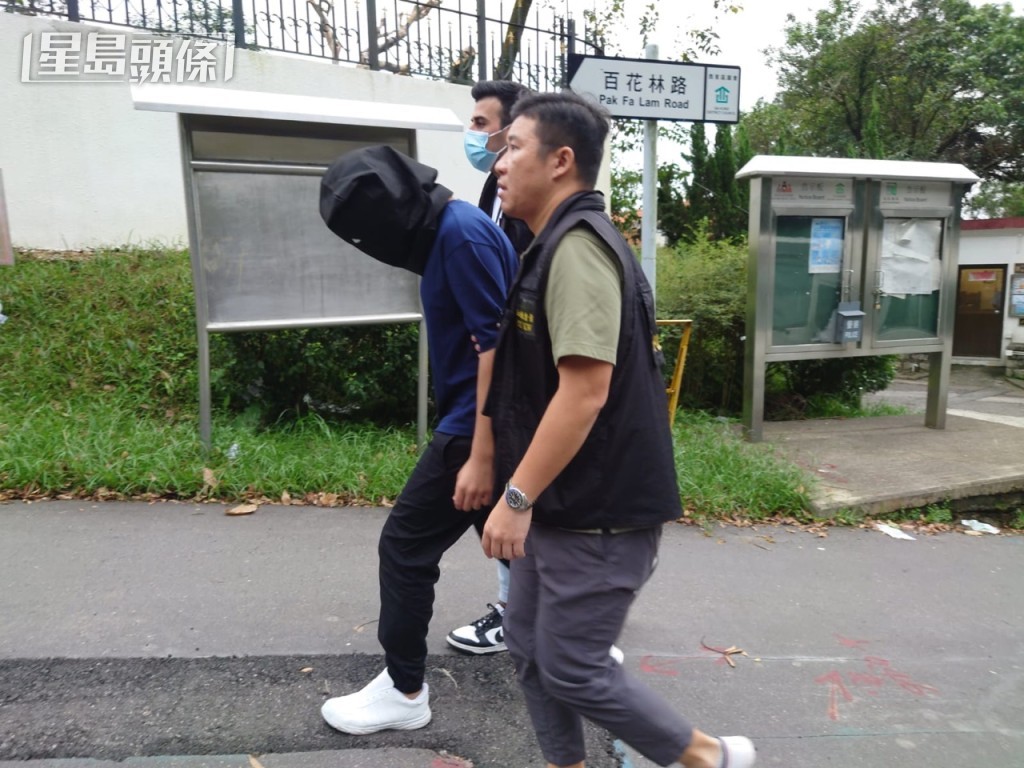 警方将疑犯押解到飞鹅山重组案情。
