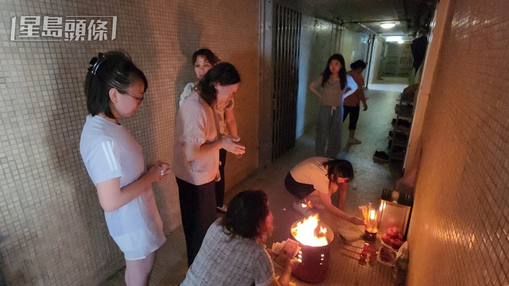 劉浩祥的家人於元朗的寓所外進行拜祭。 劉浩祥的家人於元朗的寓所外進行拜祭。