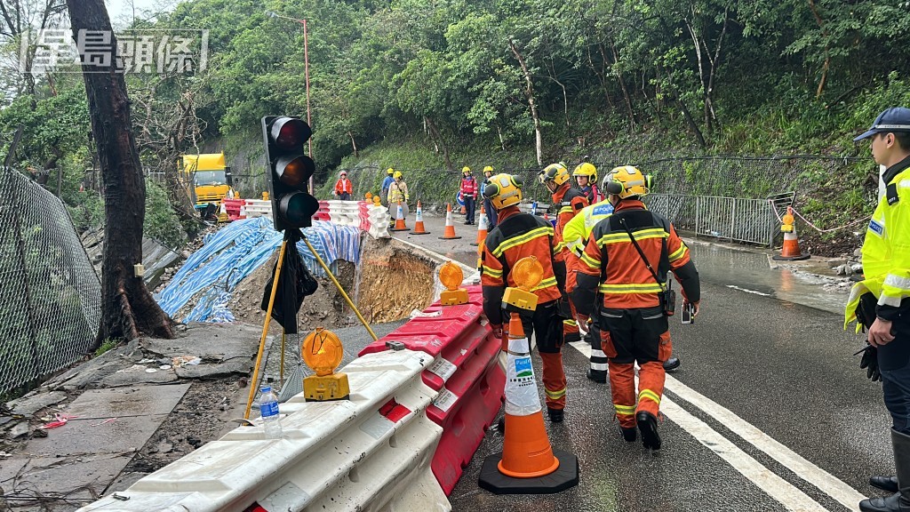 消防處災難應變救援隊到達路陷現場。梁國峰攝 消防處災難應變救援隊到達路陷現場。梁國峰攝