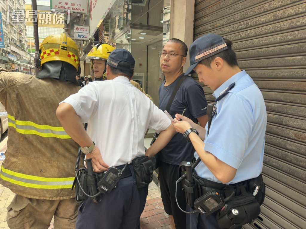 警員向店東了解事件。梁國峰攝 警員向店東了解事件。梁國峰攝