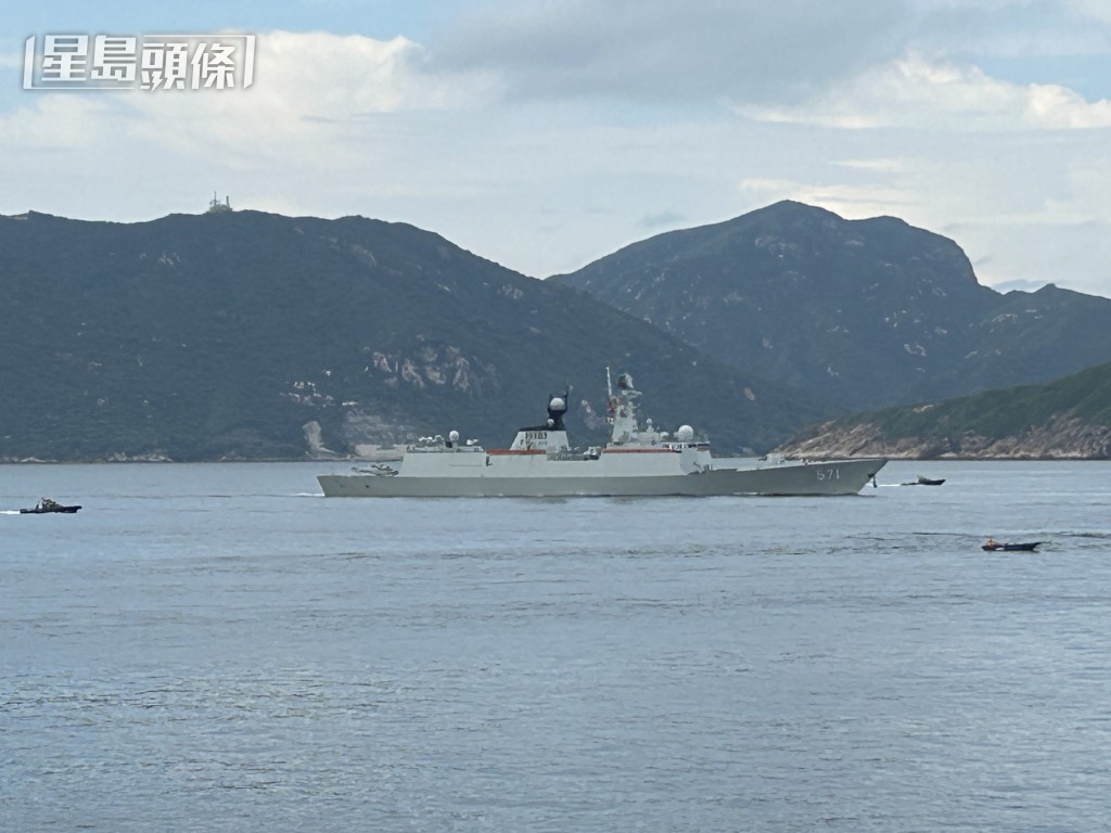 山東艦航母群駛入本港。林思明攝