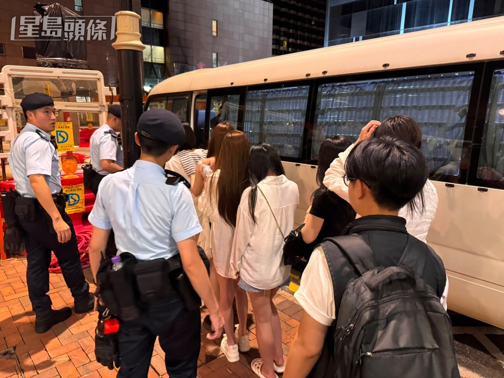 重案組聯同入境處突擊搜查紅磡3個工業大廈單位,拘捕19男7女。 重案組聯同入境處突擊搜查紅磡3個工業大廈單位,拘捕19男7女。