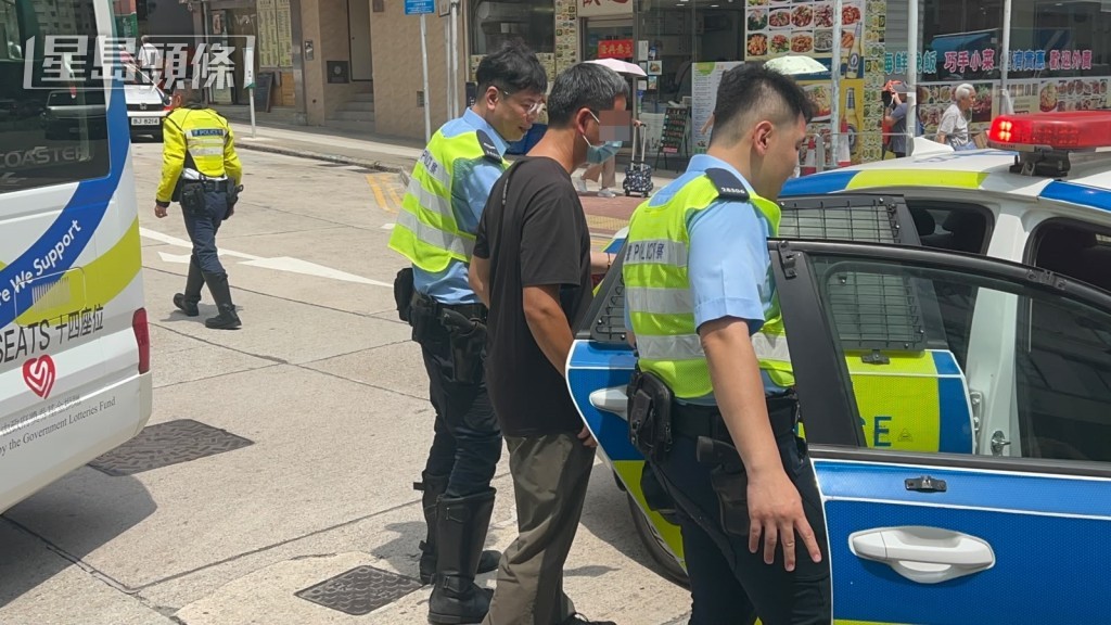 小巴司機協助警員調查。 小巴司機協助警員調查。