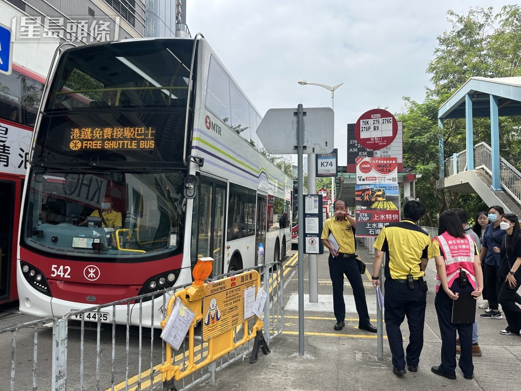 港鐵安排免費接駁巴士接載乘客。梁國峰攝 港鐵安排免費接駁巴士接載乘客。梁國峰攝
