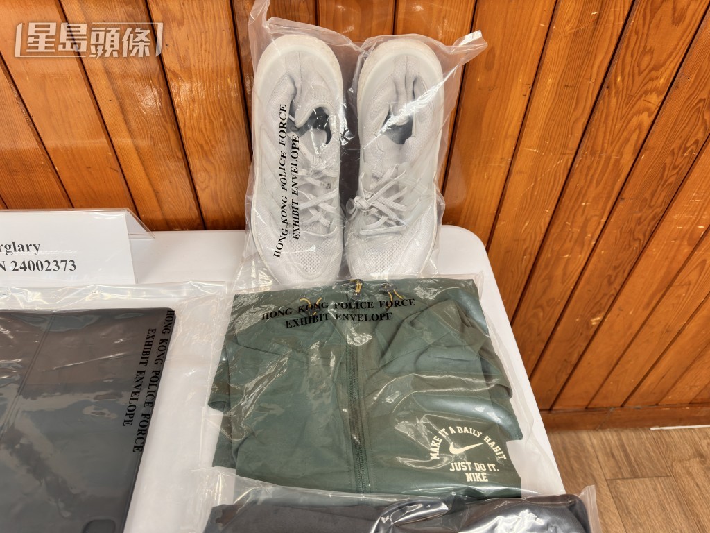 證物包括疑犯犯案時所穿衣物。梁國峰攝 證物包括疑犯犯案時所穿衣物。梁國峰攝