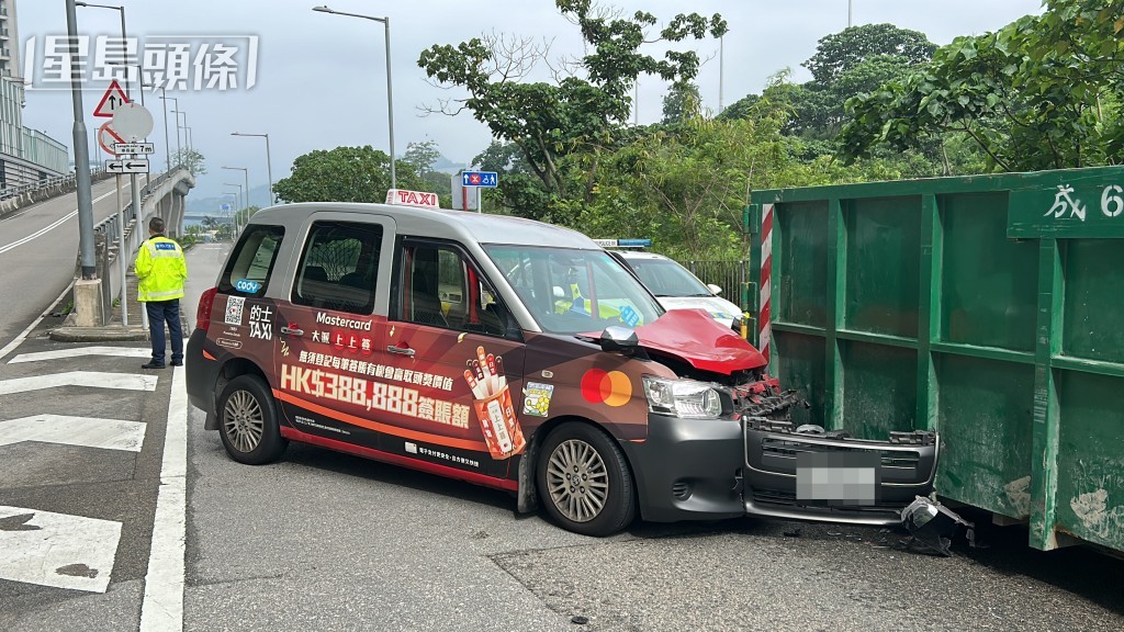 的士車頭損毀。 的士車頭損毀。