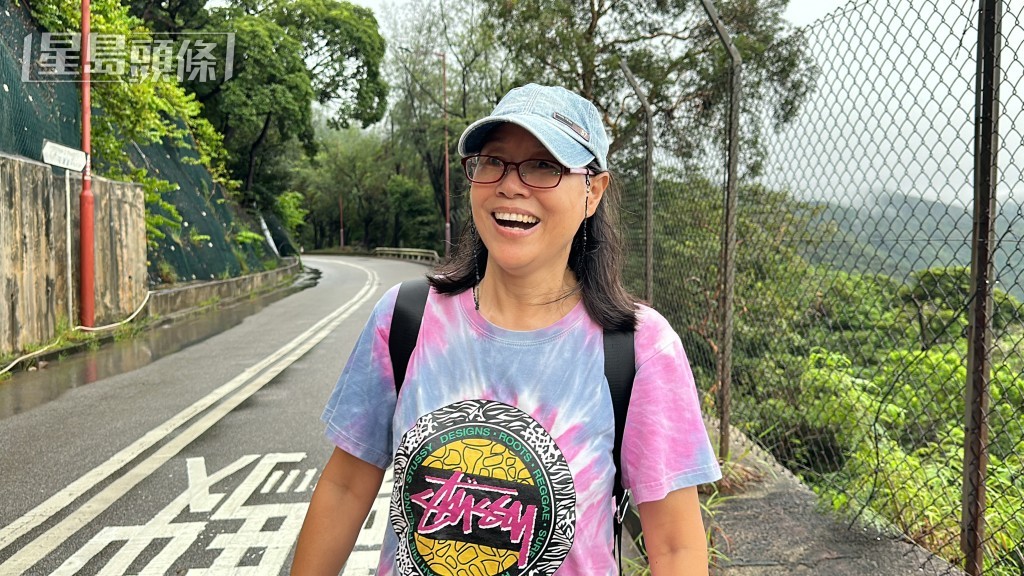 石澳邨居民因道路封閉要步行。梁國峰攝 石澳邨居民因道路封閉要步行。梁國峰攝