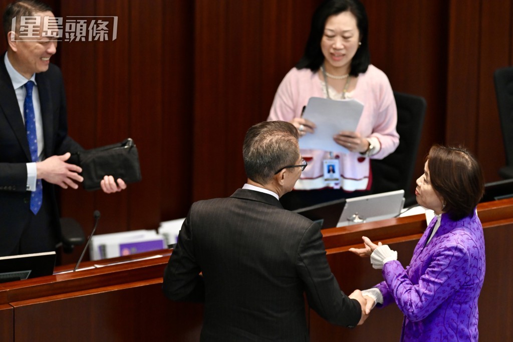 陳茂波上前安慰，並與梁美芬握手鼓勵。