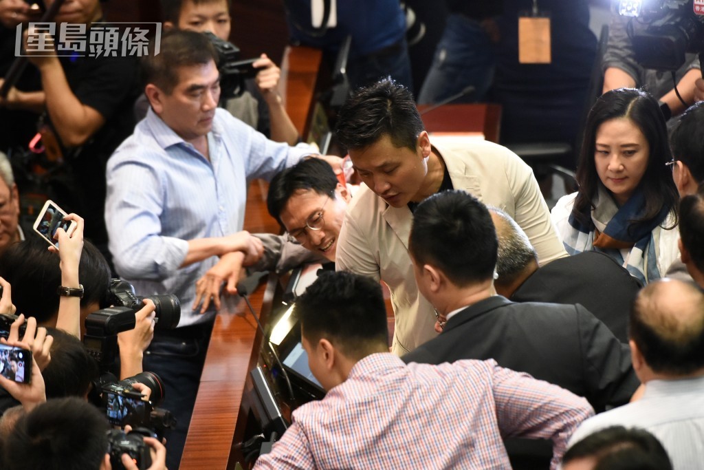 朱凱迪曾試圖搶咪。資料圖片