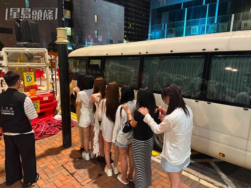 重案組聯同入境處突擊搜查紅磡3個工業大廈單位,拘捕19男7女。 重案組聯同入境處突擊搜查紅磡3個工業大廈單位,拘捕19男7女。