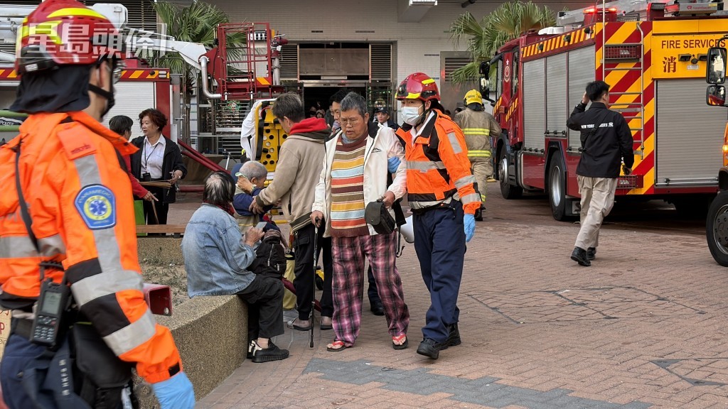 救援人員疏散居民。梁國峰攝