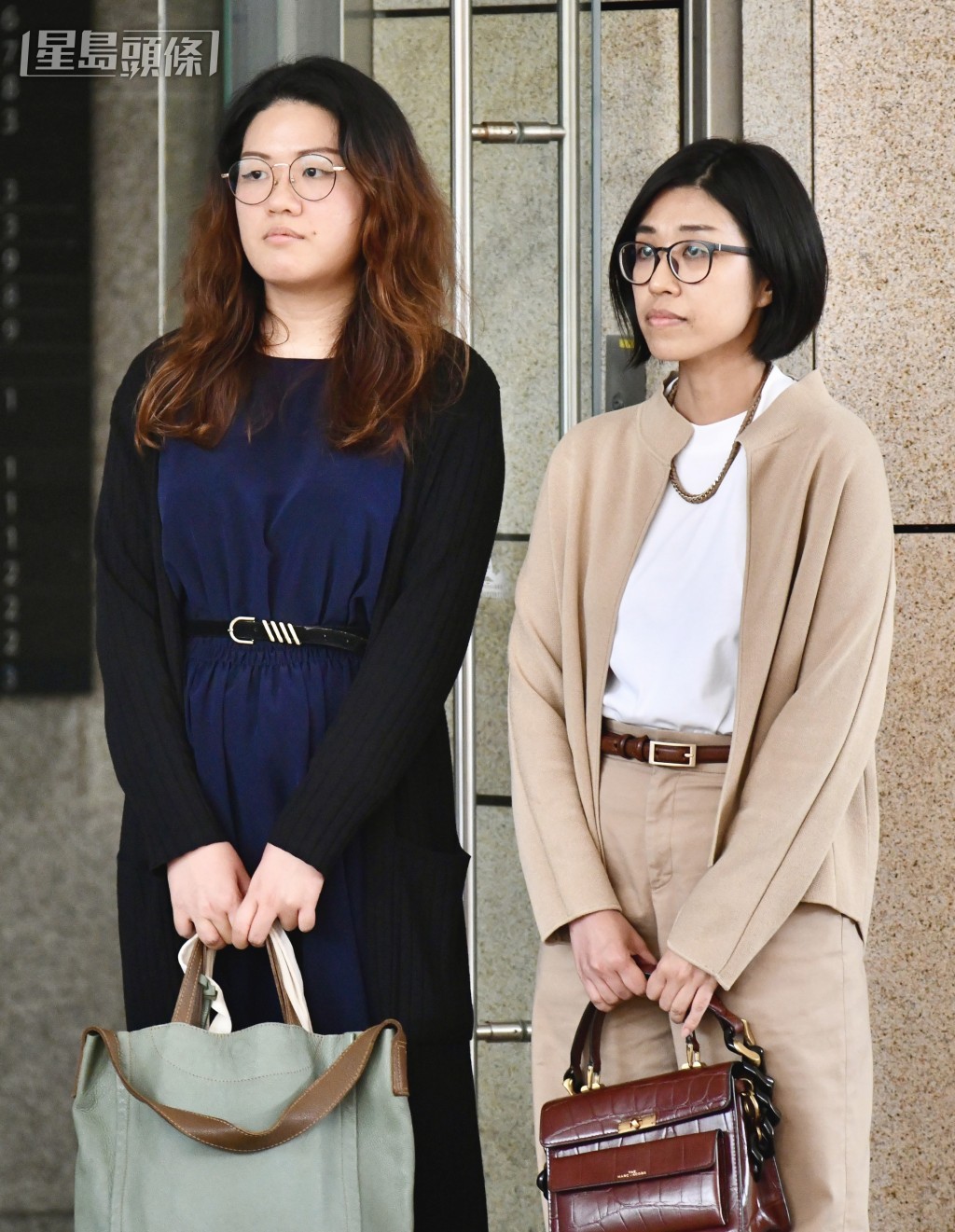 死者兩名女兒庭外回應裁決結果稱,尋求公義道路漫長且艱巨,並深感煎熬。盧江球攝 死者兩名女兒庭外回應裁決結果稱,尋求公義道路漫長且艱巨,並深感煎熬。盧江球攝