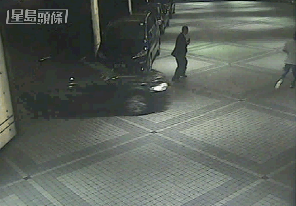 此時一輛車由出口位置駛入。 此時一輛車由出口位置駛入。