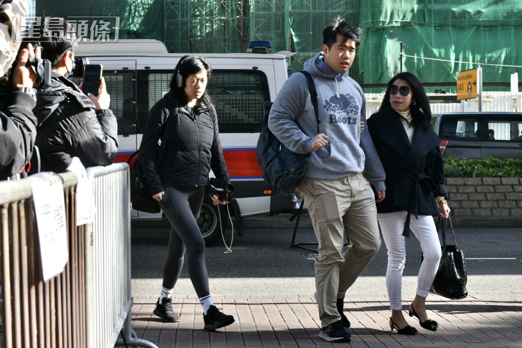 黎智英家人到庭旁聽,黎的么子過安撿時被發現身藏香水,他即場將香水噴灑全身。盧江球攝 黎智英家人到庭旁聽,黎的么子過安撿時被發現身藏香水,他即場將香水噴灑全身。盧江球攝