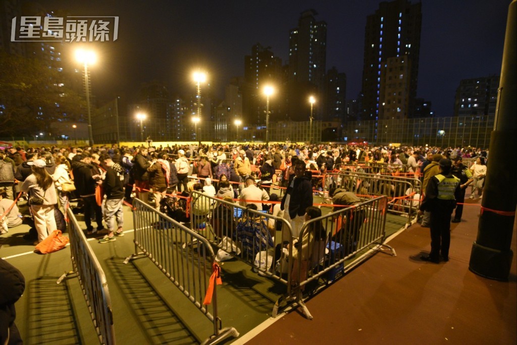 過百市民在佛光街遊樂場排隊。尹敬堂攝 過百市民在佛光街遊樂場排隊。尹敬堂攝