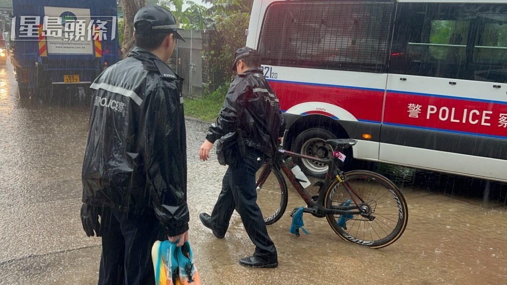 警員檢走失蹤者的單車等裝備。 警員檢走失蹤者的單車等裝備。
