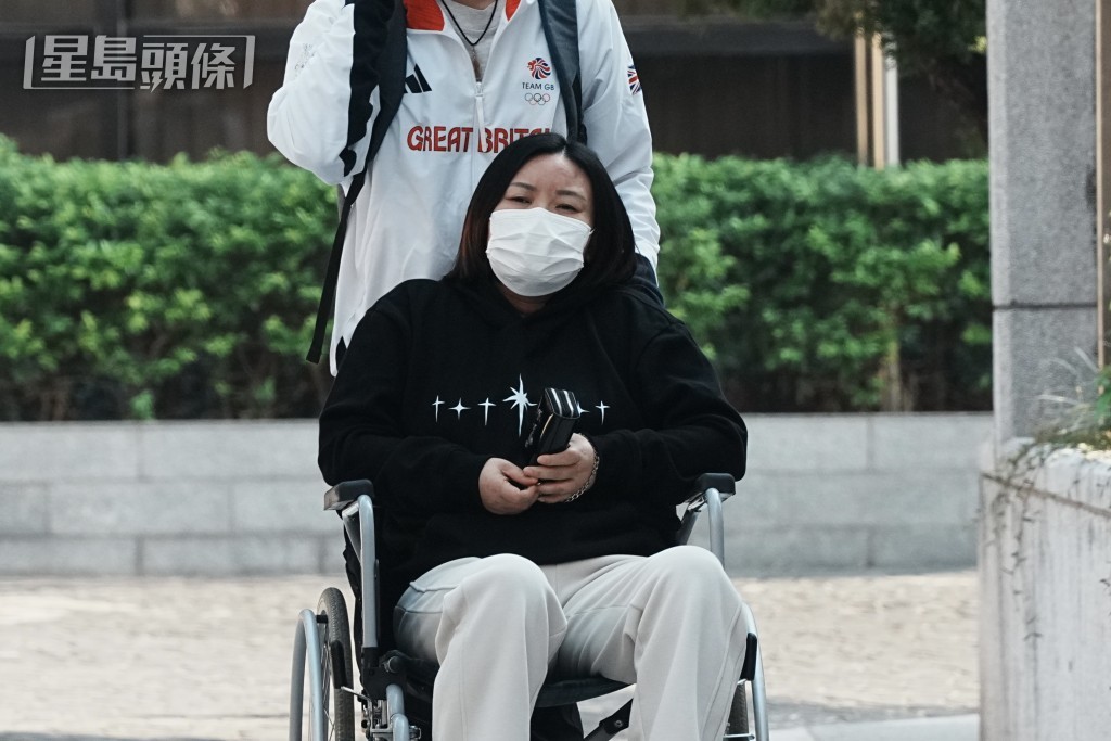 其中一名傷者楊斯斯以輪椅代步出庭。汪旭峰攝