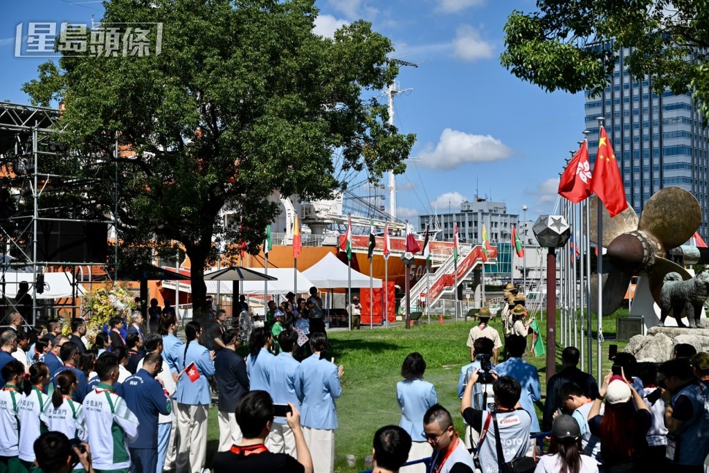 升旗礼于货柜屋选手广场内举行。刘骏轩摄