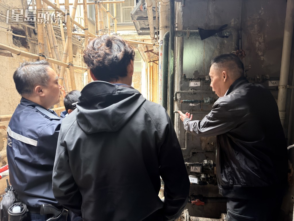 警方在彌敦道335號商廈後巷調查。