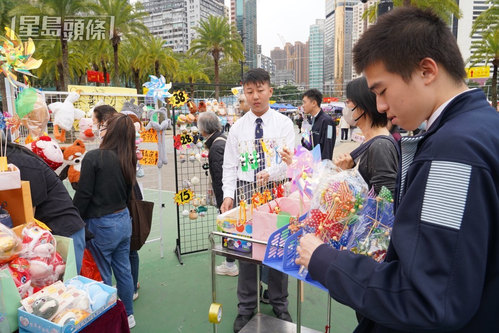 有學生投得攤檔攞賣年貨。