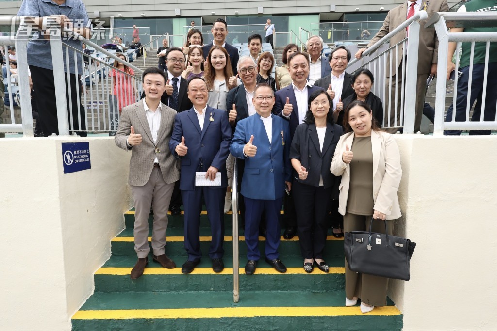 「愛國歌手」之稱的張明敏 (中) 本身是馬主，今季的養馬運相當不錯。