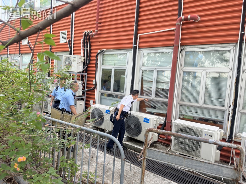 警方发现一扇铝窗遭贼人撬开。梁国峰摄 警方发现一扇铝窗遭贼人撬开。梁国峰摄
