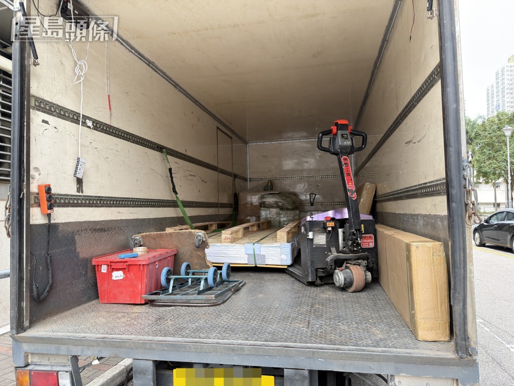 事發時工人正從貨車上卸下貨物。 事發時工人正從貨車上卸下貨物。