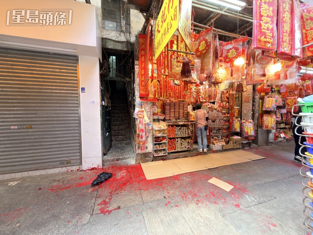 店外舖上紙皮,繼續營業。 店外舖上紙皮,繼續營業。