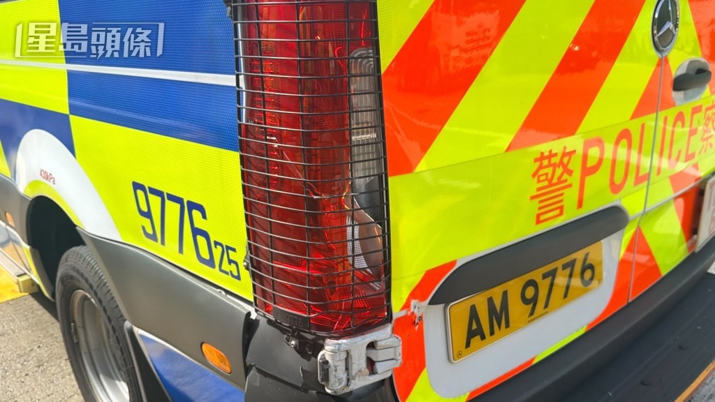 警車左邊車尾損毀。