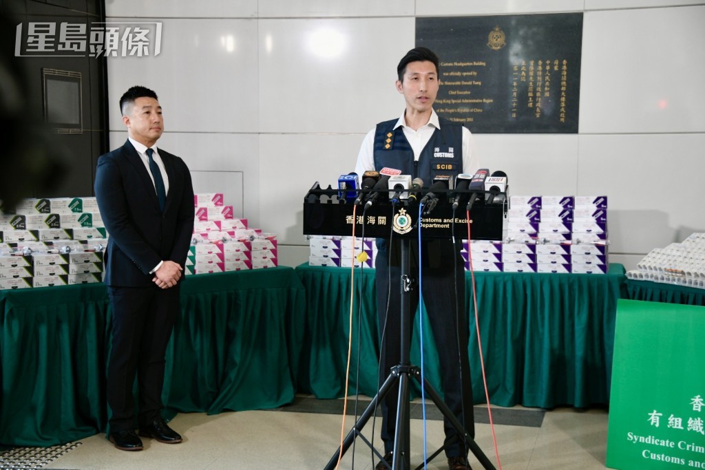 海關有組織罪案調查科特別調查第一組指揮官鄧卓諱講述案件。 海關有組織罪案調查科特別調查第一組指揮官鄧卓諱講述案件。