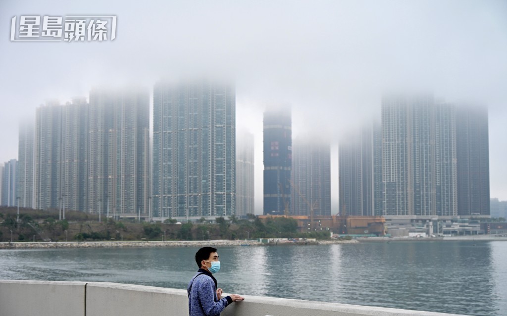 大廈被埋沒在雲霧中。 蘇正謙攝