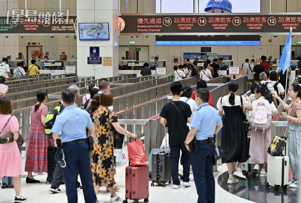 香港居民可以用「非觸式e-道」流動應用程式的二維碼,使用澳門自助通道過關。 香港居民可以用「非觸式e-道」流動應用程式的二維碼,使用澳門自助通道過關。